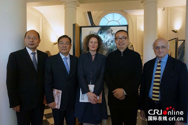 潘鲁生(右二)与李少平(左二)、温琴佐·桑弗(右一)等中法嘉宾在展览开幕式上合影